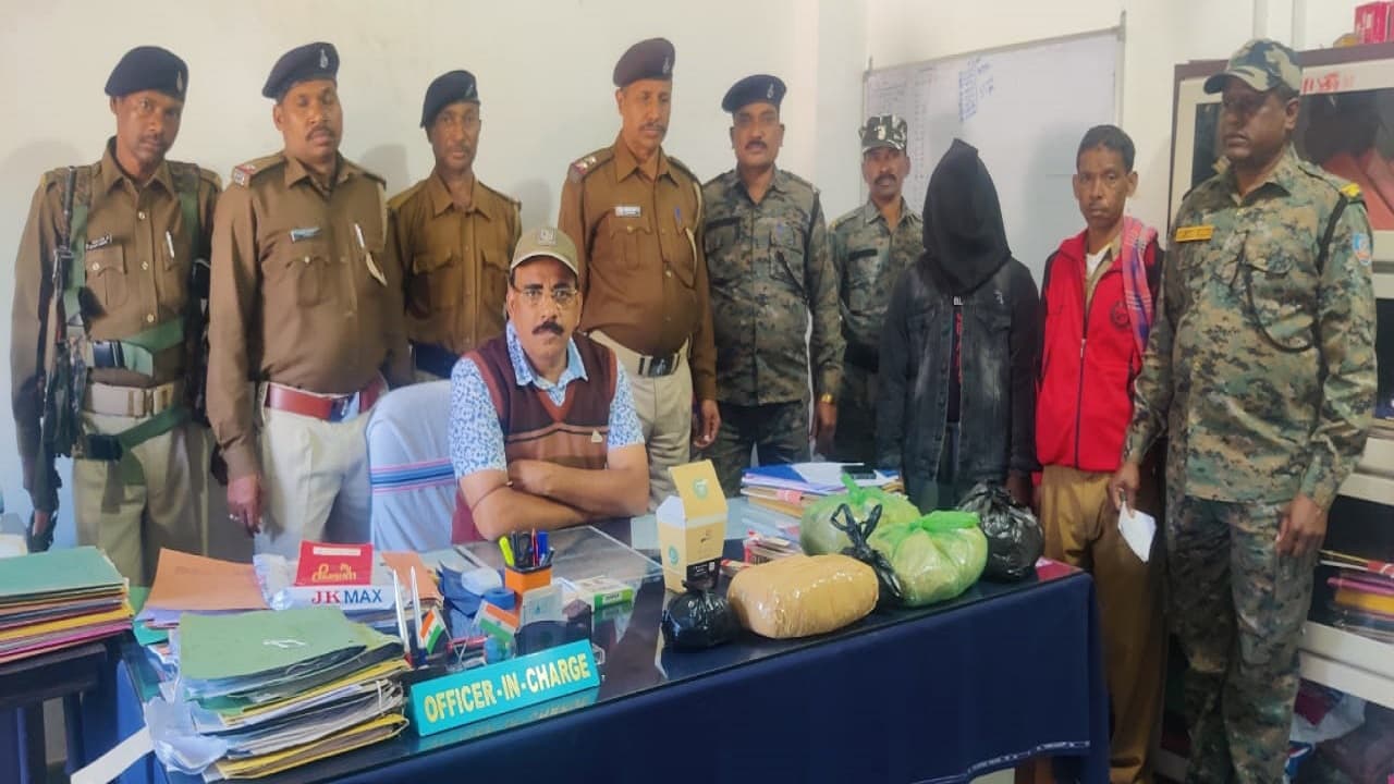 Jharkhand News: नशे के सौदागरों के खिलाफ छापामारी, 3 किलो गांजा के साथ तस्कर अरेस्ट, गुमटी से हो रही थी तस्करी Jharkhand News: नशे के सौदागरों के खिलाफ छापामारी, 3 किलो गांजा के साथ तस्कर अरेस्ट, गुमटी से हो रही थी तस्करी