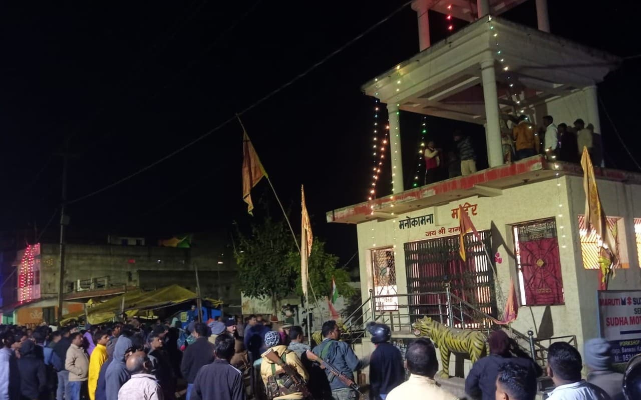 झारखंड: लोहरदगा में मनोकामना मंदिर पर चढ़ा युवक, गुंबद को हथौड़े से तोड़ने लगा