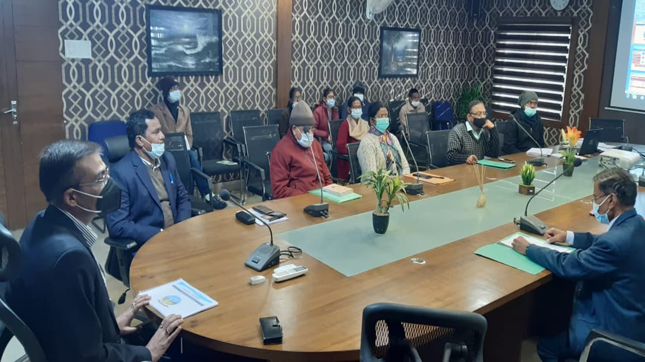 केंद्रीय प्रभारी पदाधिकारी राहुल सिंह ने लोहरदगा के अधिकारियों संग की बैठक, दिये कई आवश्यक दिशा-निर्देश