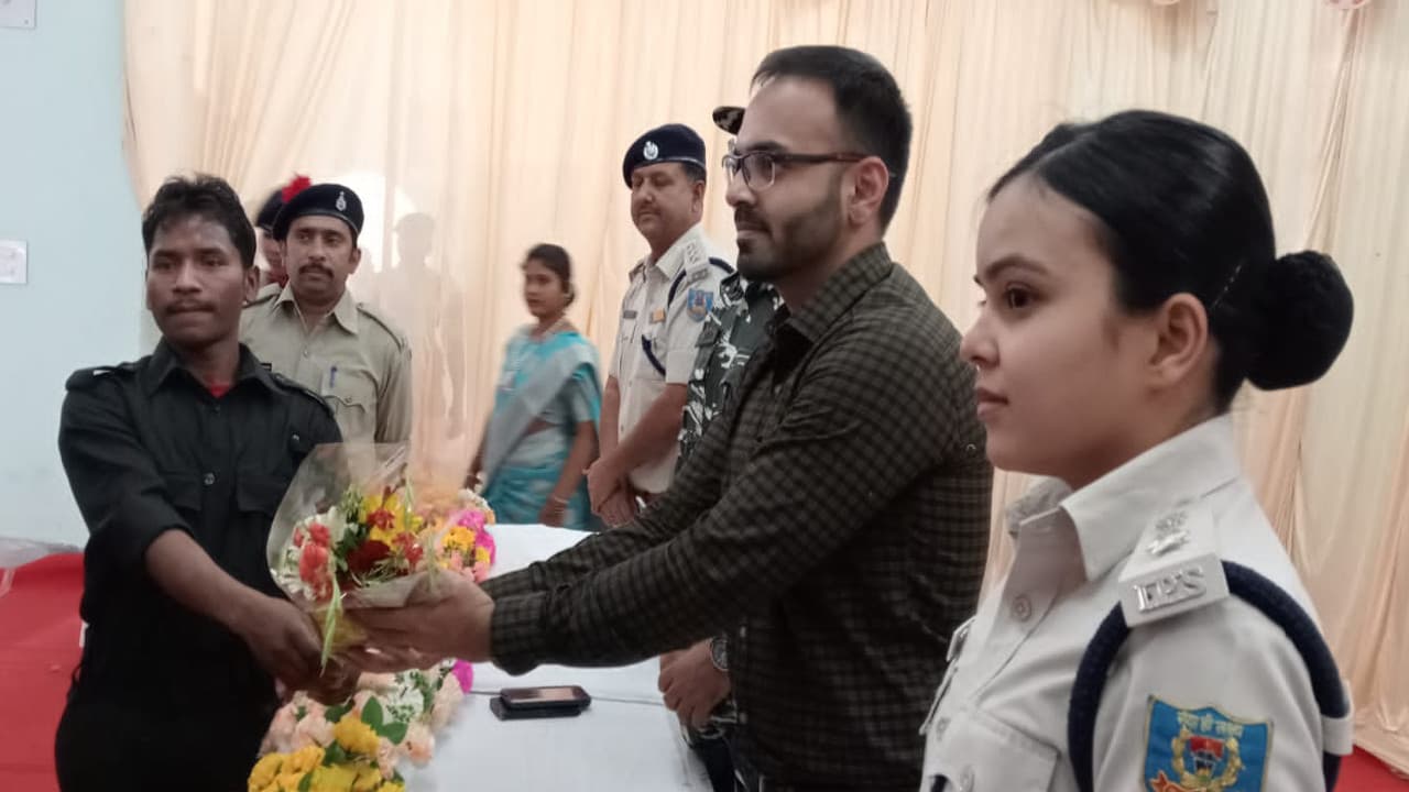 हार्डकोर नक्सली सूरजनाथ ने लोहरदगा में किया सरेंडर, अन्य नक्सलियों से की मुख्यधारा से जुड़ने की अपील हार्डकोर नक्सली सूरजनाथ ने लोहरदगा में किया सरेंडर, अन्य नक्सलियों से की मुख्यधारा से जुड़ने की अपील