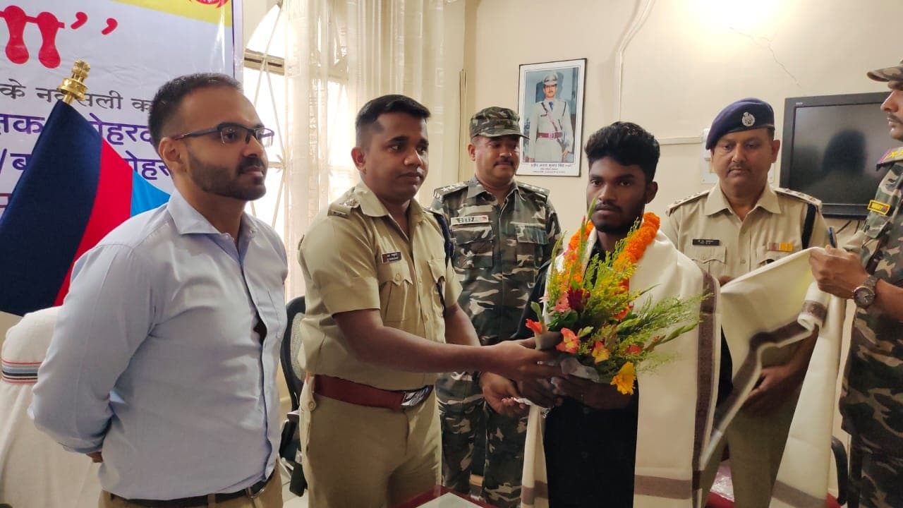 Jharkhand Naxal News:झारखंड में 1 लाख के इनामी भाकपा माओवादी एरिया कमांडर ने किया सरेंडर, दर्ज हैं 17 केस Jharkhand Naxal News:झारखंड में 1 लाख के इनामी भाकपा माओवादी एरिया कमांडर ने किया सरेंडर, दर्ज हैं 17 केस