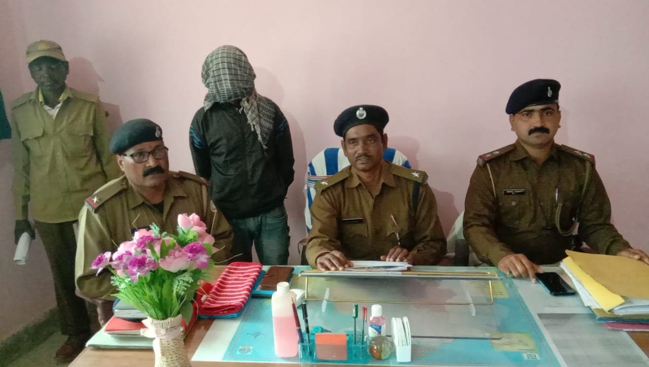 Jharkhand Naxal News : लोहरदगा में आतंक का पर्याय बना नक्सली बुद्धेश्वर उरांव गिरफ्तार, भाकपा माओवादी के जोनल कमांडर रवीन्द्र गंझू से क्या था कनेक्शन