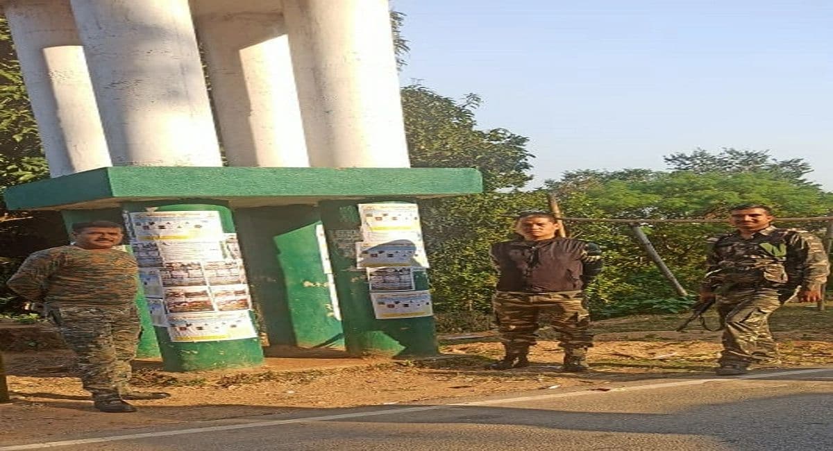 Jharkhand News: नक्सलवाद पर नकेल के लिए पुलिस चला रही पोस्टर अभियान, सूचना देने वालों को मिलेगा इनाम Jharkhand News: नक्सलवाद पर नकेल के लिए पुलिस चला रही पोस्टर अभियान, सूचना देने वालों को मिलेगा इनाम