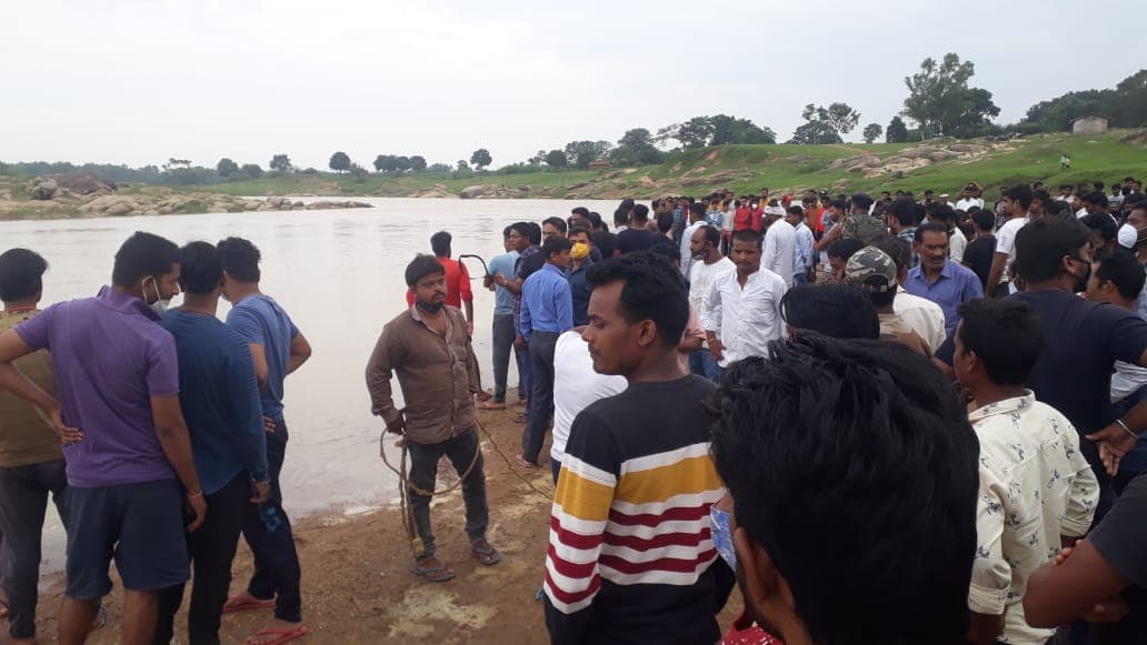 झारखंड में जन्मदिन की खुशियां मातम में बदलीं, बर्थडे मना रहे आठ युवकों में एक नदी में डूबा, खोजबीन जारी