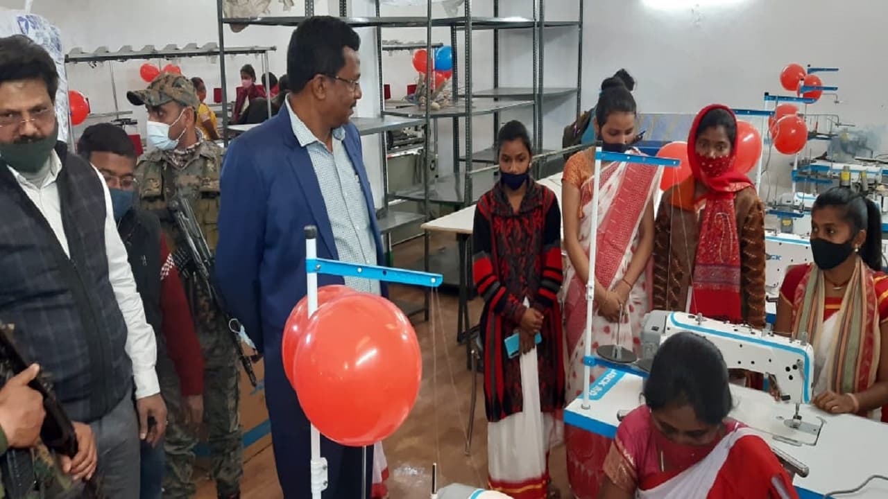 Jharkhand News: स्वेटर उत्पादन केंद्र का उद्घाटन कर बोले लोहरदगा डीसी, रोजगार से स्वावलंबी बनेंगी महिलाएं
