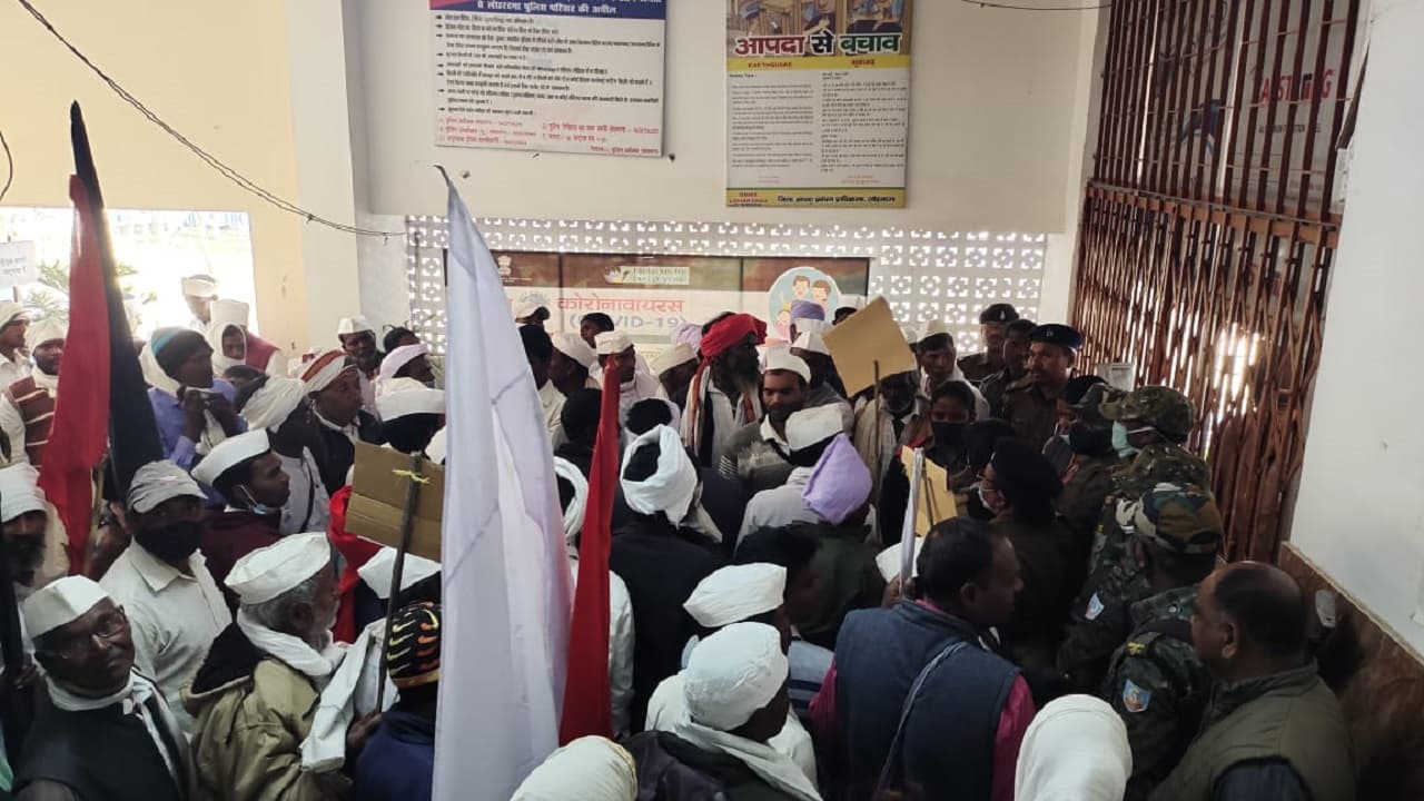 Jharkhand News: DC ऑफिस के बाहर लोहरदगा के टानाभगतों का हंगामा, मुलाकात के बाद DC ने दिया ये आश्वासन