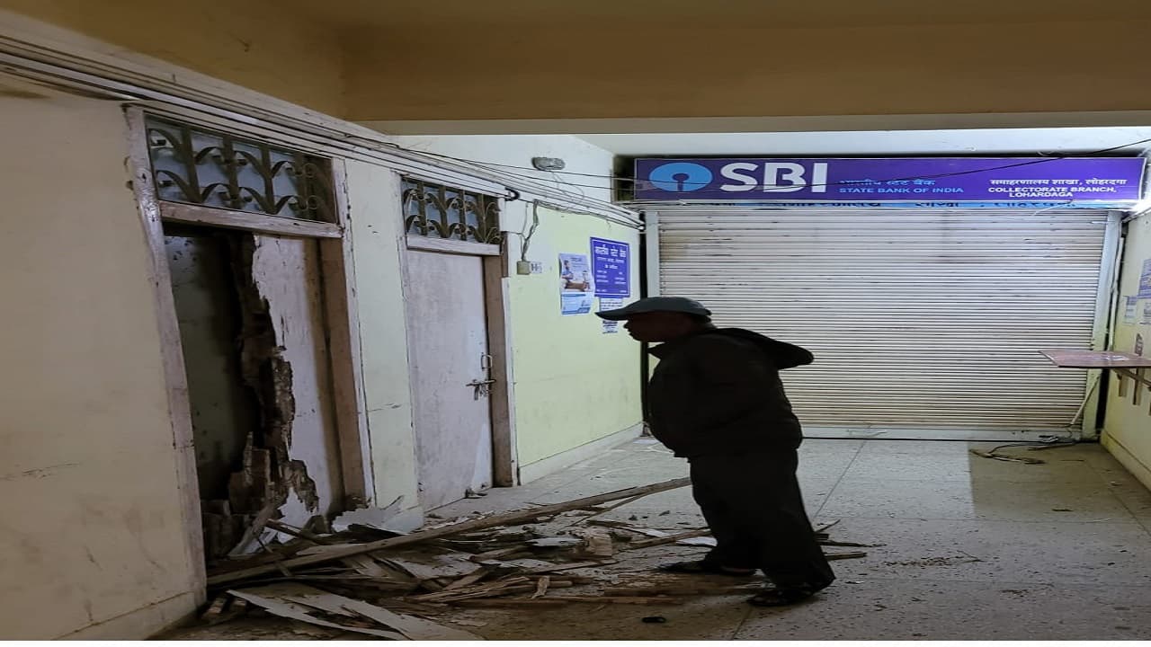 Jharkhand News : चोरों ने ट्रेजरी को बनाया निशाना, CCTV कैमरे तोड़े, सुरक्षा को लेकर DC ने दिया ये आदेश