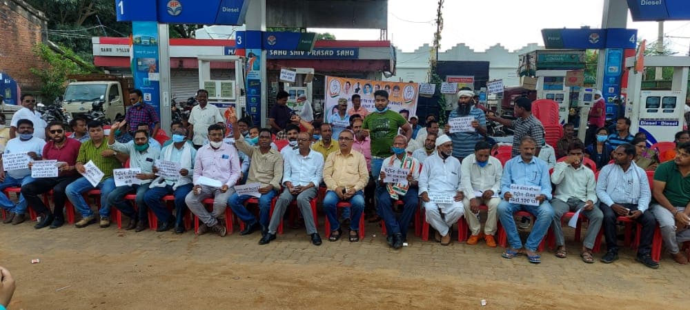 महंगाई के बहाने कांग्रेस ने केंद्र की मोदी सरकार पर साधा निशाना, पेट्रोल पंपों पर चलाया हस्ताक्षर अभियान