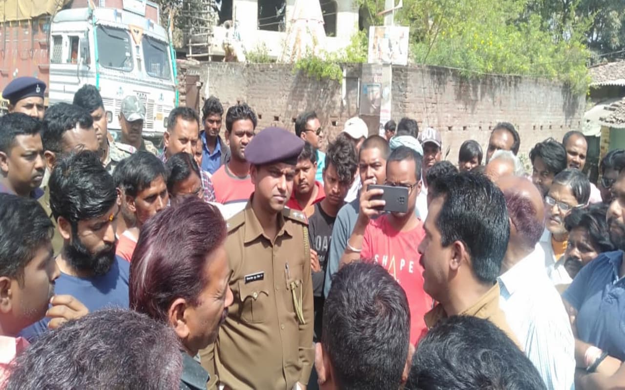 लोहरदगा में होटल व्यवसायी की धारदार हथियार से मारकर हत्या, आक्रोशित ग्रामीणों ने किया सड़क जाम