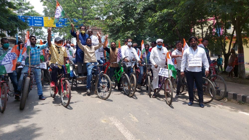 बढ़ती महंगाई के खिलाफ कांग्रेस ने निकाली साइकिल यात्रा, केंद्र सरकार पर साधा निशाना