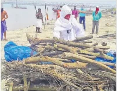 कोरोना से मौत के बाद रिश्तेदारों ने मुंह मोड़ा, नहीं दिया कंधा, पत्नी ने पति को दी मुखाग्नि