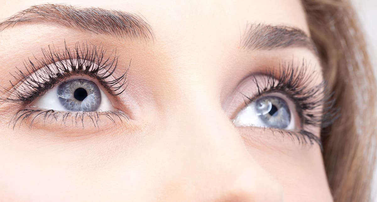 घनी, लंबी Eyelashes पाने की है ख्वाहिश है, तो अपनाएं ये बेहद आसान प्राकृतिक उपाय
