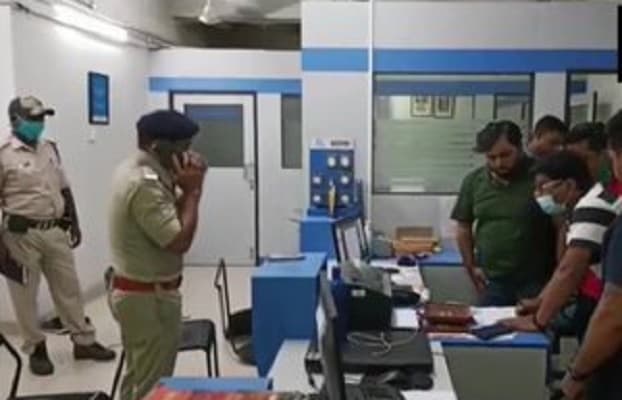 पश्चिम बंगाल : आसनसोल में मुथूट फाइनेंस के दफ्तर में लूट, 12 किलो सोना और 3 लाख नकद लेकर फरार हुए लुटेरे