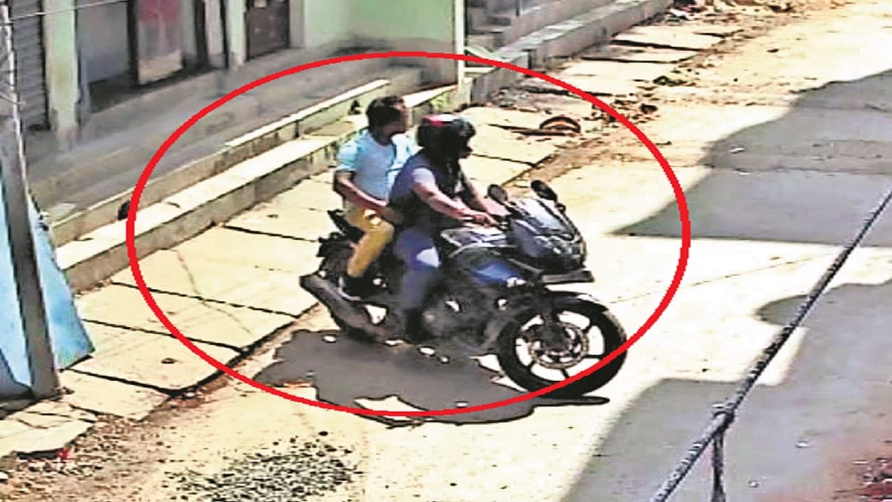 बिहार: बैंक के अंदर से अपराधी ने दी सूचना, बाहर कारोबारी को घेरकर छीने पैसे, महिला से भी झपटमारी..