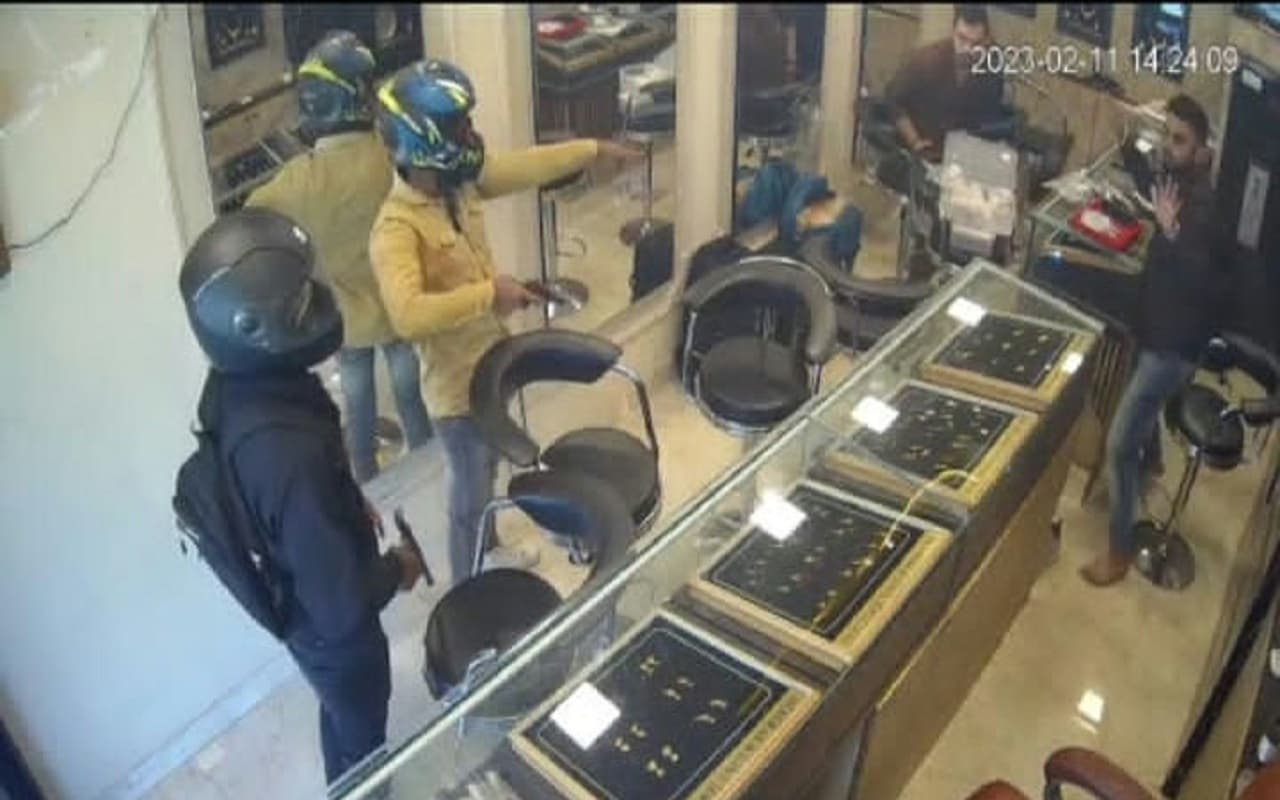 झारखंड : ज्वेलरी शॉप में दिनदहाड़े करीब 50 लाख की लूट, 10 मिनट में हथियार के बल पर ऐसे दिया वारदात को अंजाम