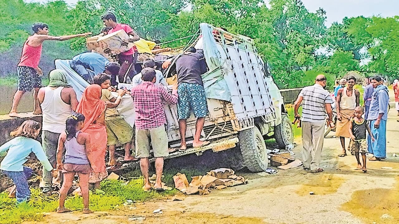 बिहार: बच्चे-बूढ़े व महिलाओं में जब दारू लूटने की मची होड़, शराब लदी गाड़ी छोड़कर भागा था ड्राइवर..