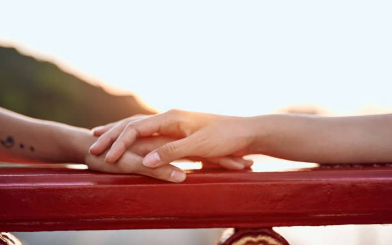 Relationship Tips : क्या वक्त के साथ फीका पड़ रहा प्यार, आजमाएं ये रोमांटिक टिप्स