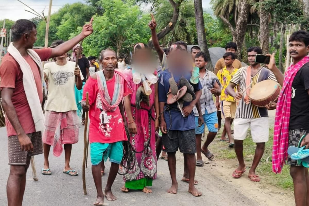 झारखंड: आपत्तिजनक स्थिति में पकड़ाए प्रेमी युगल, 50 हजार लगा जुर्माना, बाल मुंडवाकर गांव में घुमाया, नौ को जेल