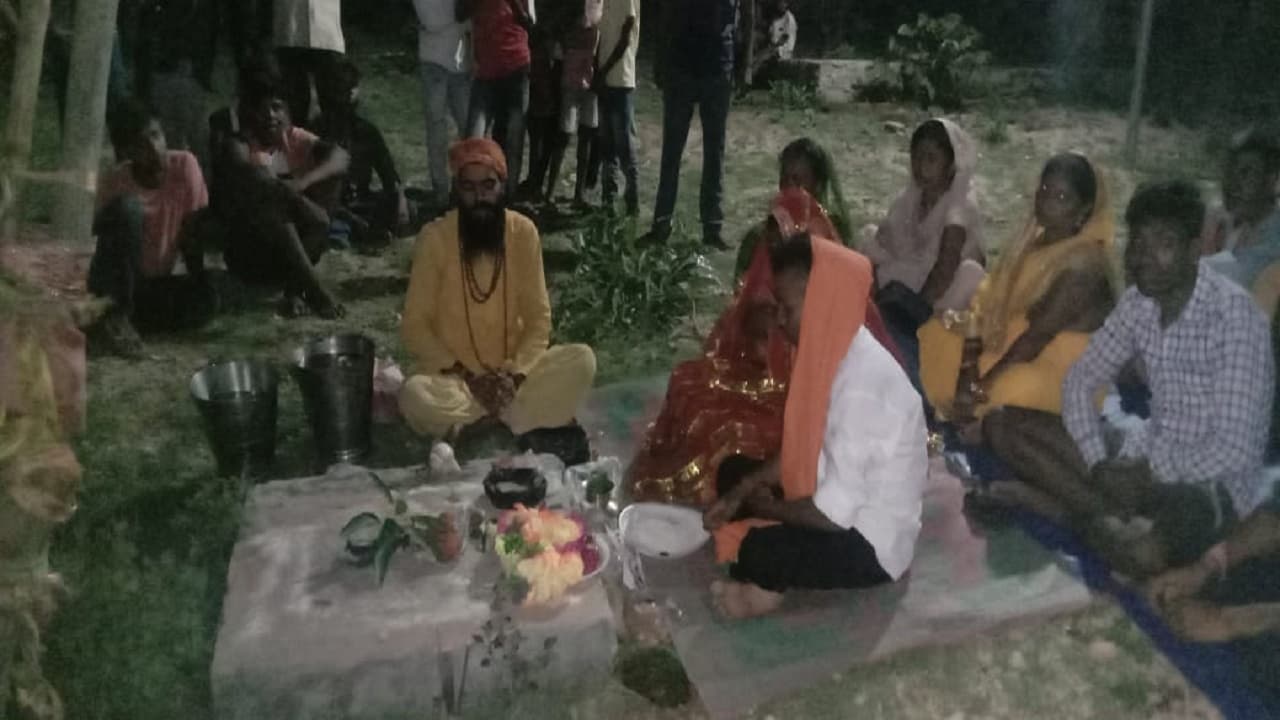 Jharkhand News: झारखंड में प्रेमी युगल ने जंगल में लिए सात फेरे, विवाह के साक्षी बने नक्सली, ऐसे हुई शादी Jharkhand News: झारखंड में प्रेमी युगल ने जंगल में लिए सात फेरे, विवाह के साक्षी बने नक्सली, ऐसे हुई शादी