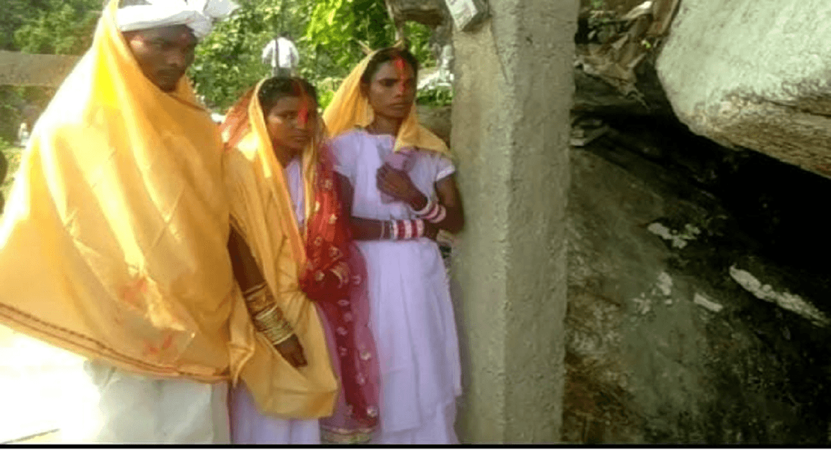 Jharkhand News : झारखंड में अनोखी शादी, अपने बच्चों की मौजूदगी में एक युवक ने दो युवतियों से किया विवाह