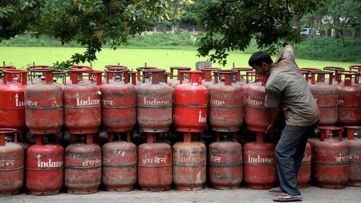 Gas Price In UP: होली से पहले महंगाई का बम, LPG सिलेंडर के दाम बढ़े, जानें- अब कितने रुपये करने होंगे खर्च...