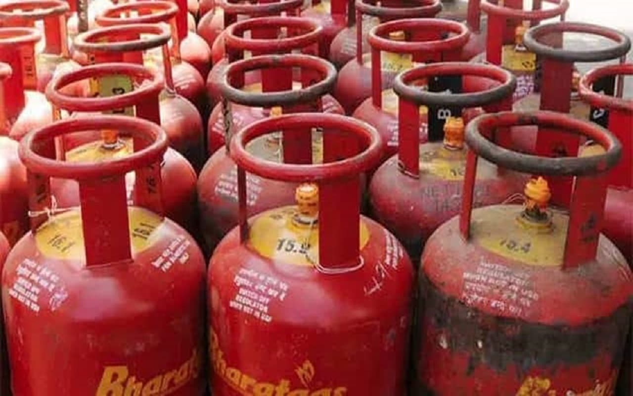 LPG Cylinder Price: कल से हो सकता है रसोई गैस के दाम में इजाफा, जानिए कितनी बढ़ सकती है कीमत?