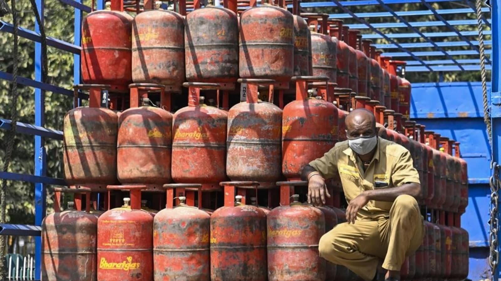 बिहार: त्योहार से पहले LPG गैस के बढ़े दाम, पेट्रोल- डीजल की कीमत में भी इजाफा, जानें आपके जिले का क्या है रेट