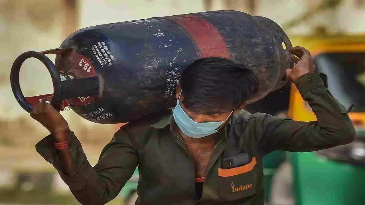 LPG Price Cut: घरेलू रसोई गैस के बाद अब कमर्शियल सिलेंडर के दाम में कटौती, आयात शुल्क में भी की कटौती