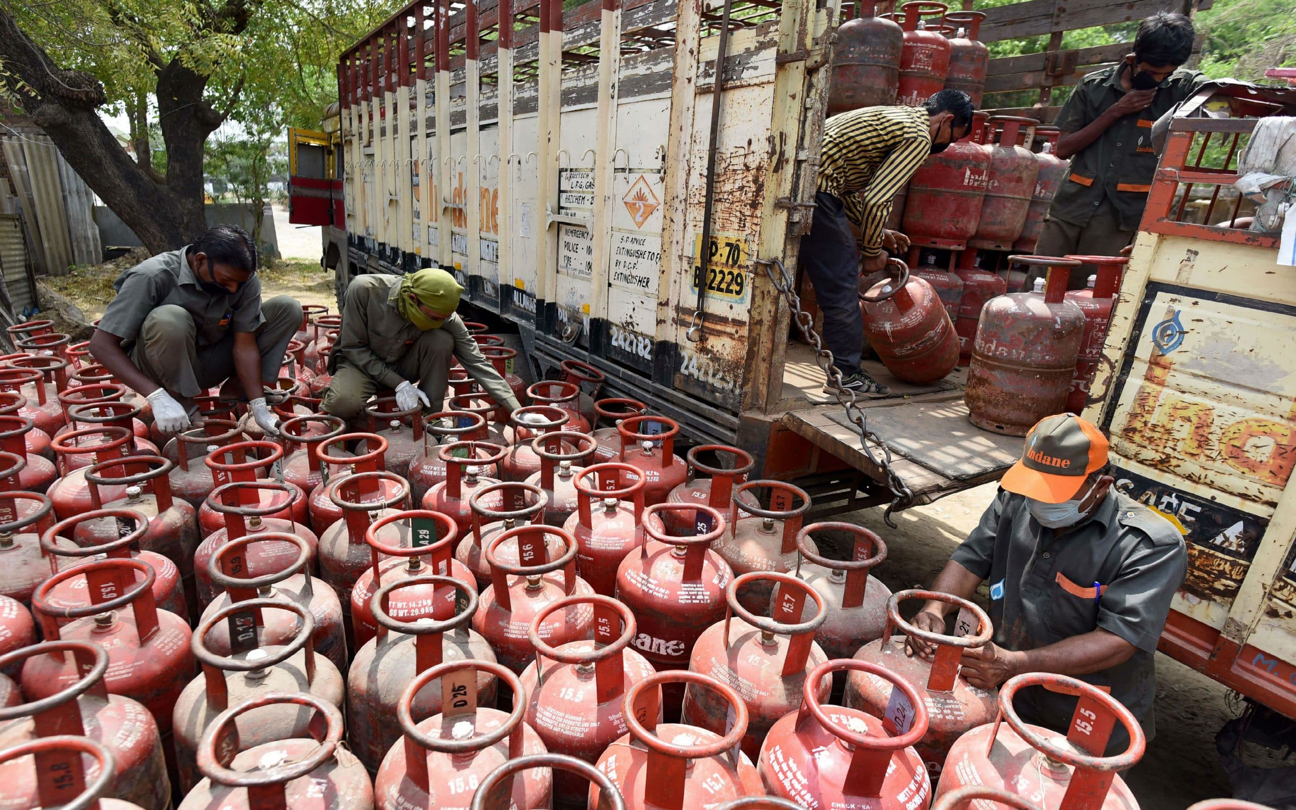 Coronavirus Outbreak : कोरोना के खतरे के बावजूद आपतक LPG गैस पहुंचाने वालों को मिलेगा 5 लाख