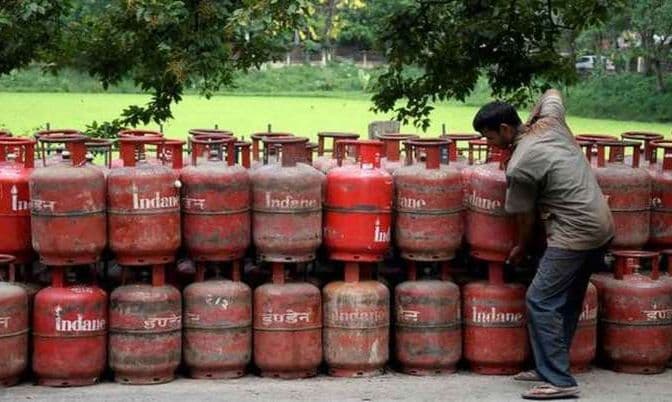 LPG Subsidy News: गैस सिलिंडर का खर्च आपको पड़ेगा 300 रुपये सस्ता, जानें कैसे