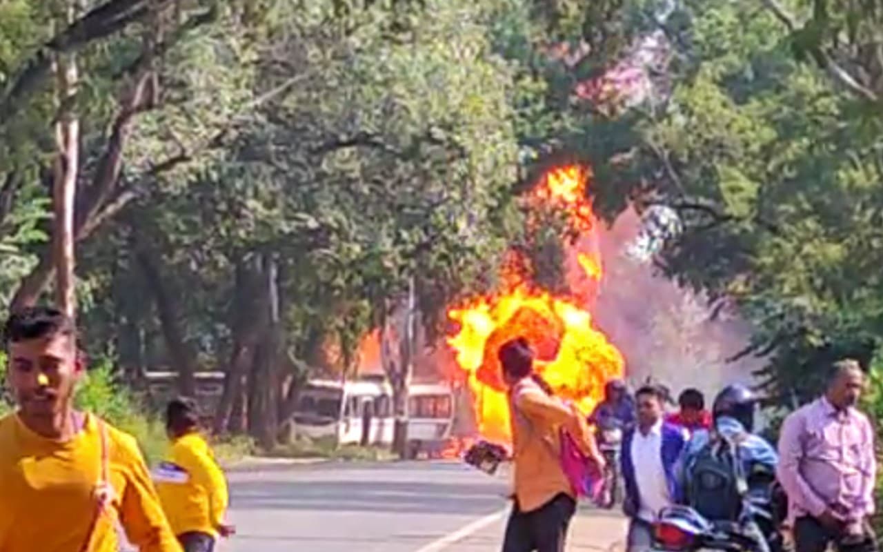 बंगाल-बिहार को जोड़ने वाली दुमका-भागलपुर रोड पर आग का गोला बना एलपीजी टैंकर