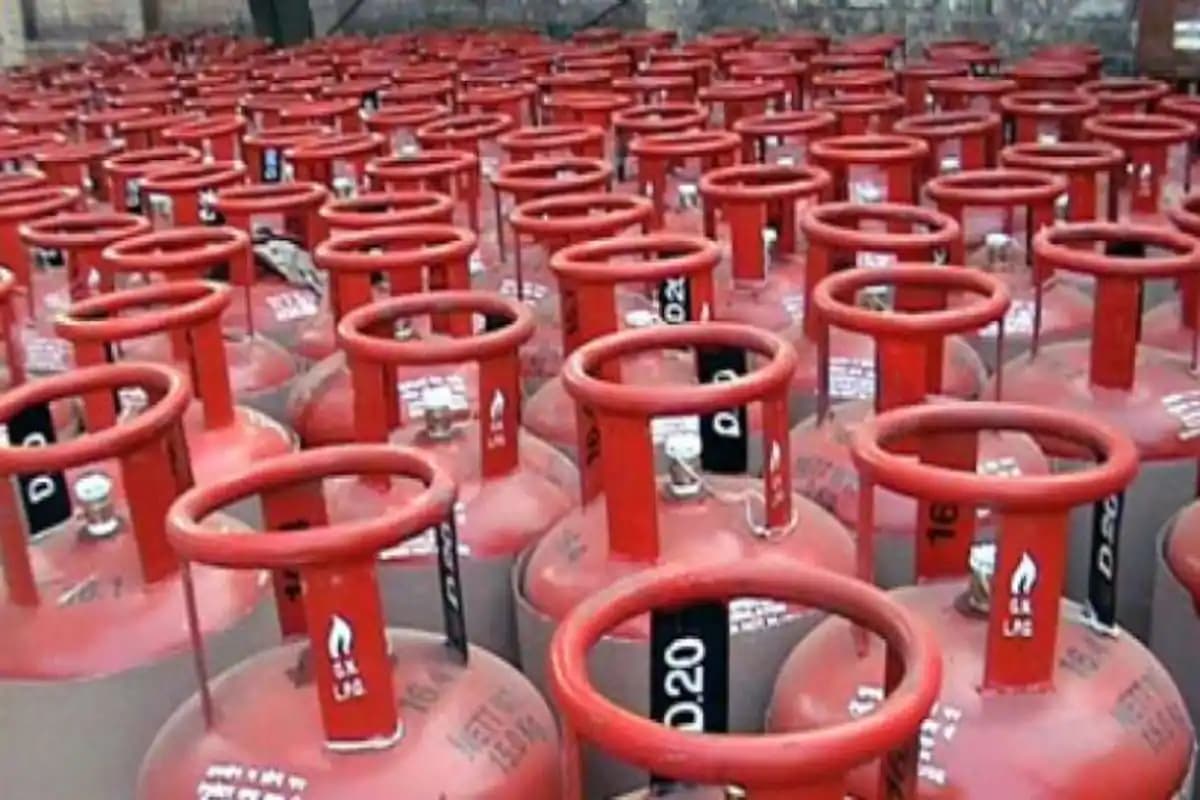 LPG Gas: समय पर सिलेंडर नहीं मिल रहा है तो एप के जरिये बदल सकते हैं डिस्ट्रीब्यूटर, जानें पूरा डिटेल