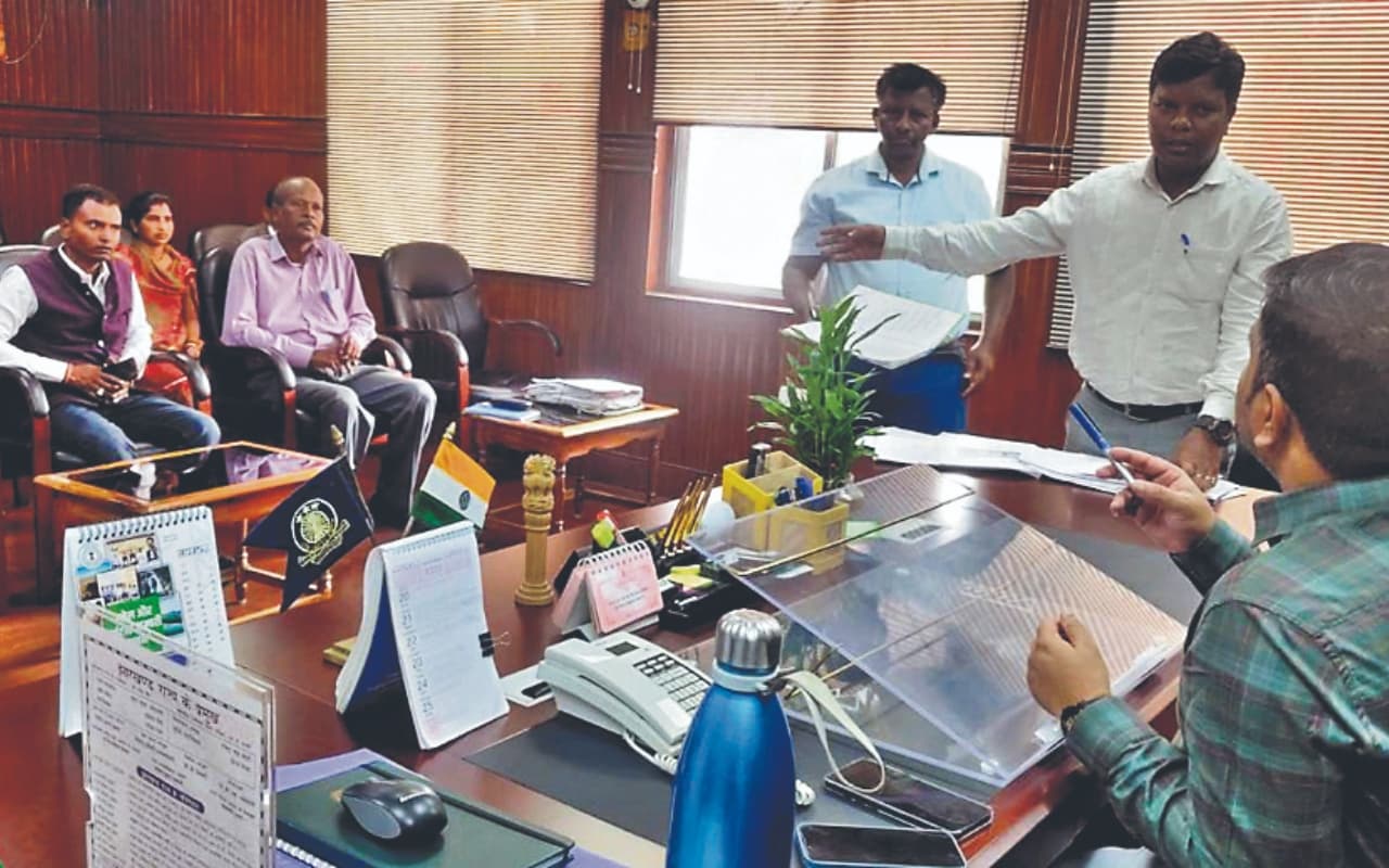 दुमका : डीसी ने जिला खनन टास्क फोर्स को दिया निर्देश, कही ये बात