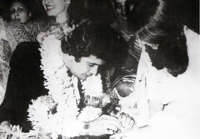 रणबीर-आलिया की शादी के बीच नीतू कपूर ने शेयर की इंगेजमेंट की फोटोज, ऋषि कपूर ऐसे पहना रहे हैं अंगूठी