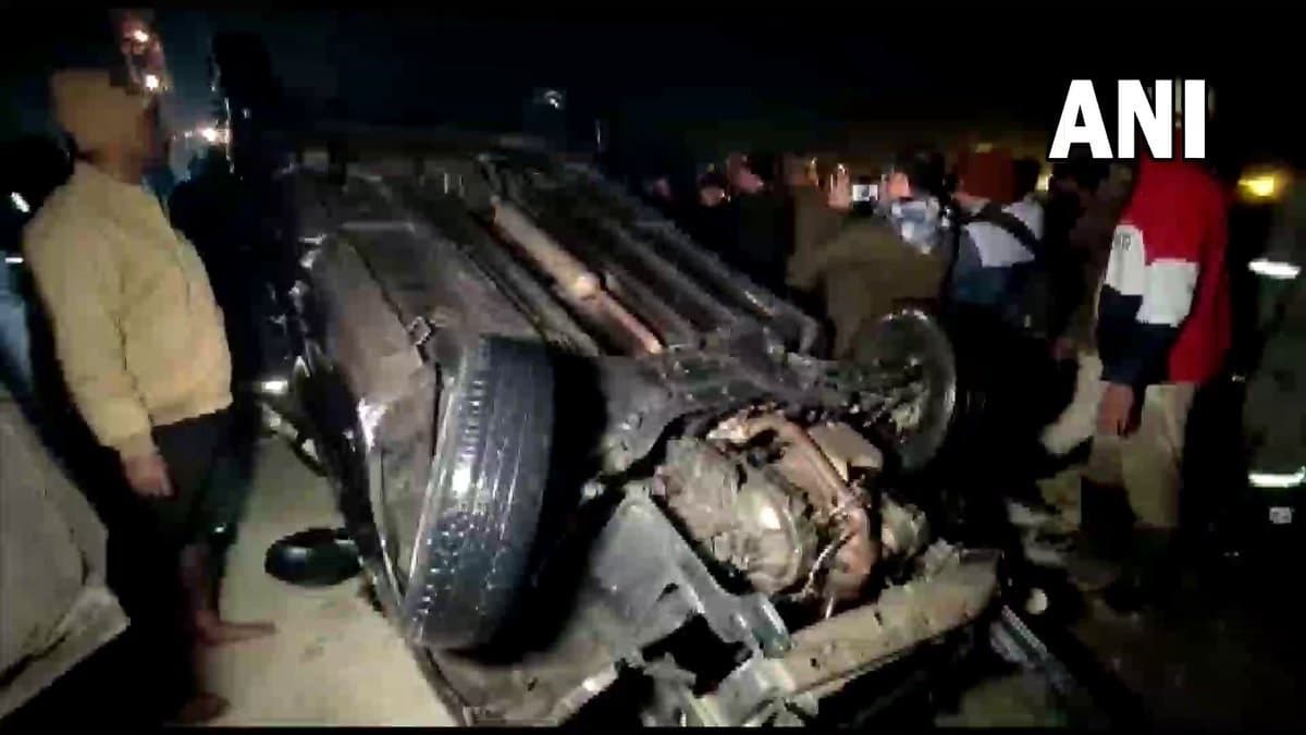 Lucknow News: गोमती नदी में गिरी बेकाबू कार, महिला समेत दो लापता, रेस्क्यू ऑपरेशन जारी