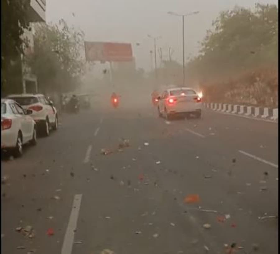 लखनऊ में अचानक बदला मौसम का मिजाज, 40 किमी की रफ्तार से धल भरी आंधी के बाद जमकर हुई बारिश