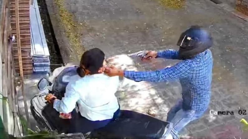 लखनऊ: बदमाशों ने दिनदहाड़े महिला को तमंचा दिखाकर चेन लूटी, पर डरी नहीं भिड़ गई गुंडों से, सपा ने सरकार को घेरा