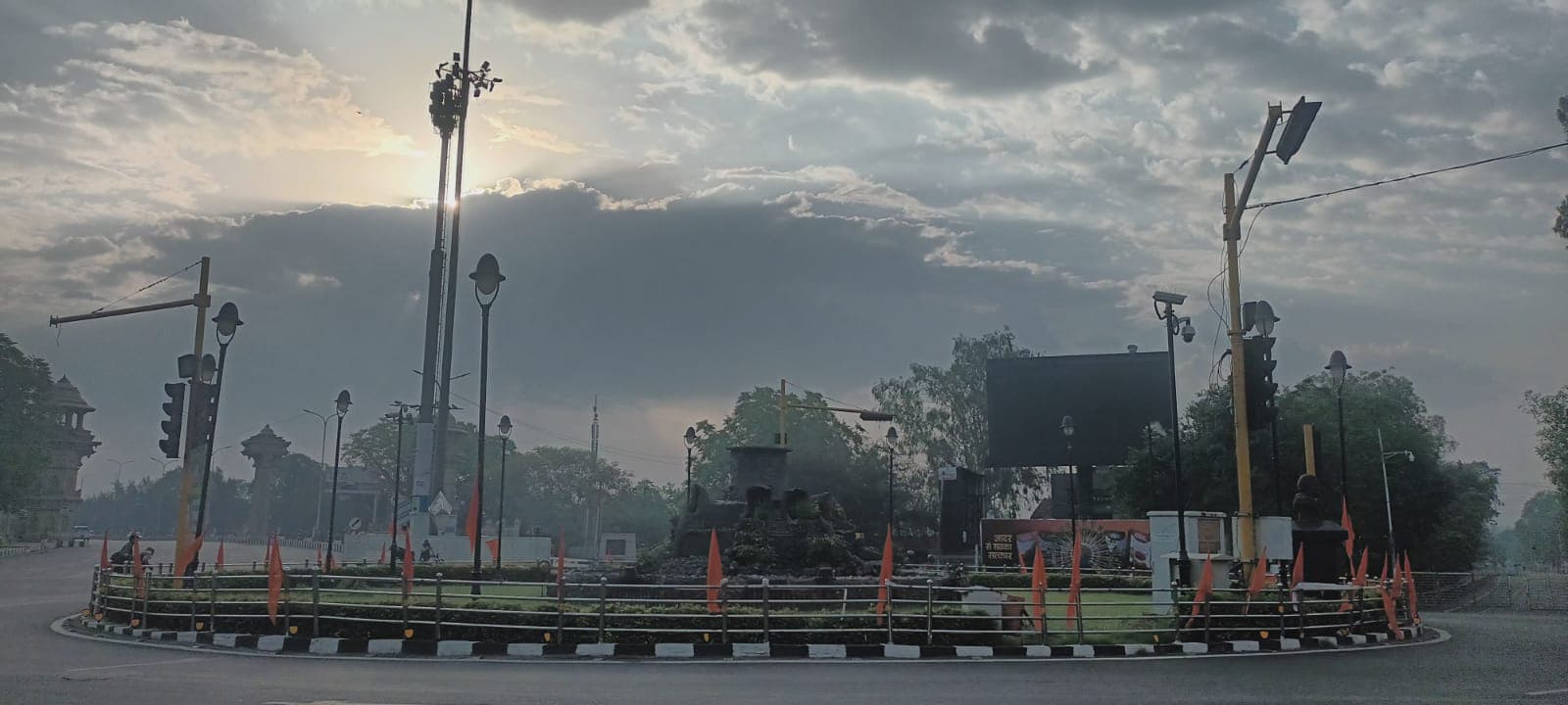 UP Weather Update: यूपी में बारिश के साथ गिरे ओले, लखनऊ में छाए काले बादल, आज धूल का गुबार बढ़ाएगा मुश्किलें