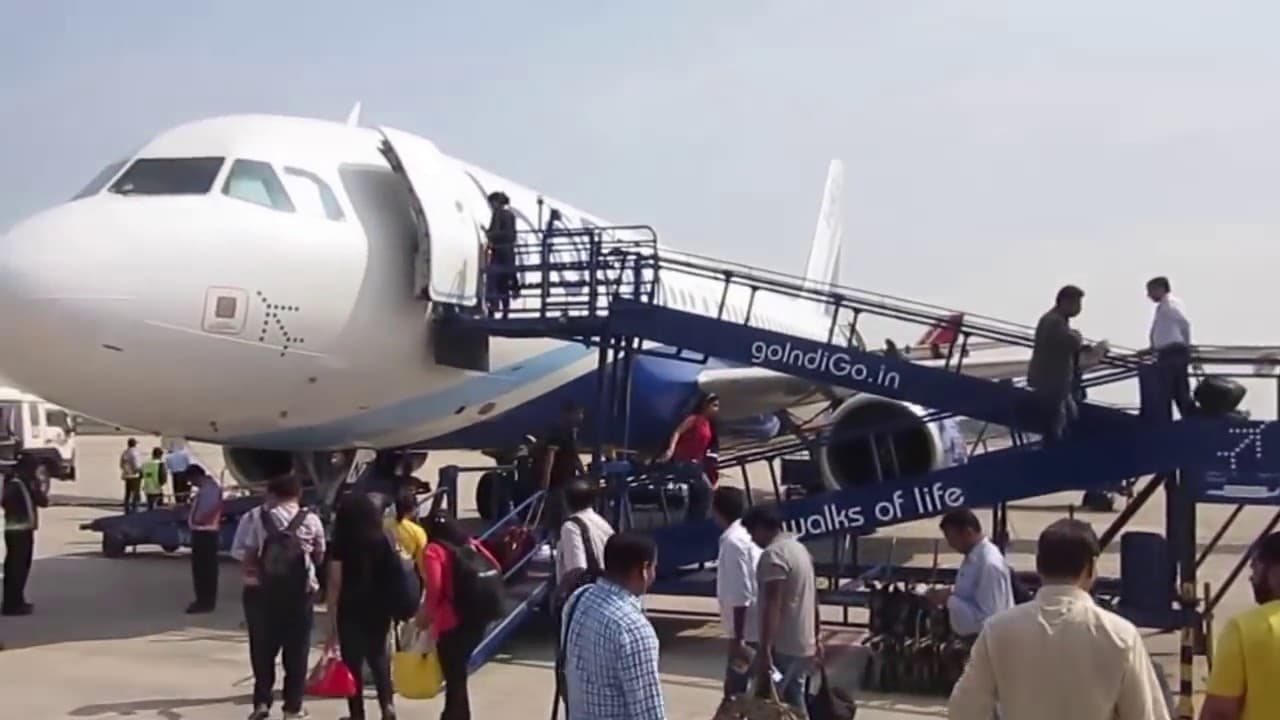 Lucknow Airport: लखनऊ से हवाई सफर में भारी बढ़ोतरी, यूजर डेवलपमेट फीस में वृद्धि को मिली मंजूरी