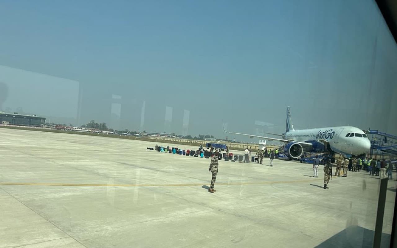 झारखंड : दिल्ली से देवघर आ रही इंडिगो की फ्लाइट में बम की अफवाह, लखनऊ में करायी गयी इमरजेंसी लैंडिंग