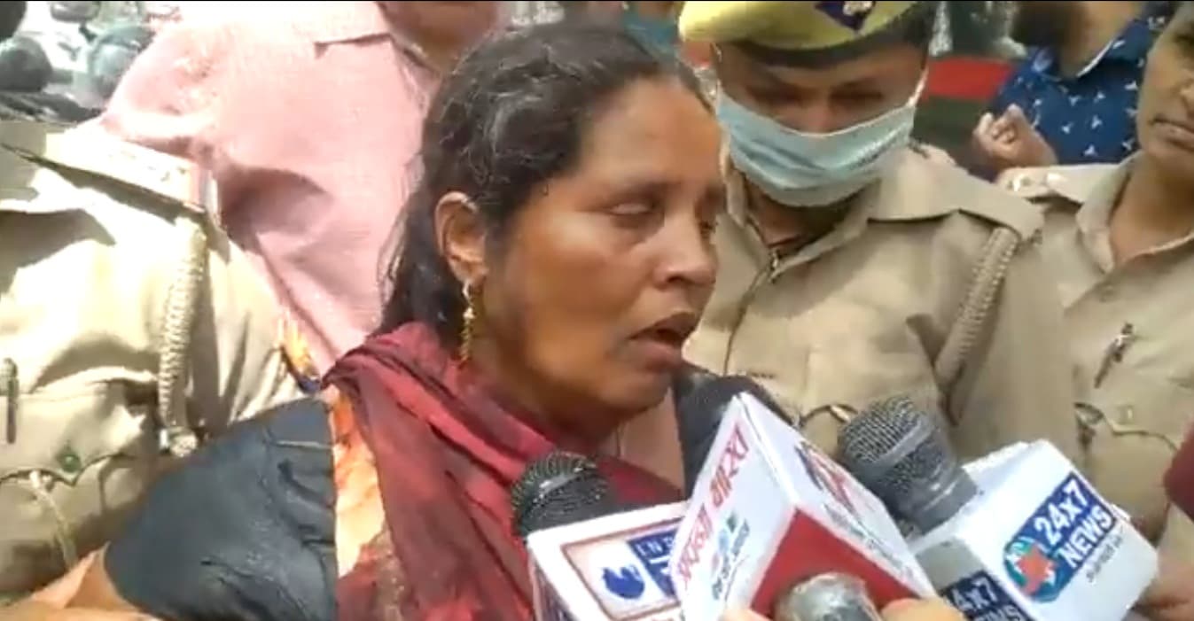 Lucknow News: BJP कार्यालय के सामने महिला ने की आत्मदाह की कोशिश, पुलिस पर प्रताड़ना का आरोप