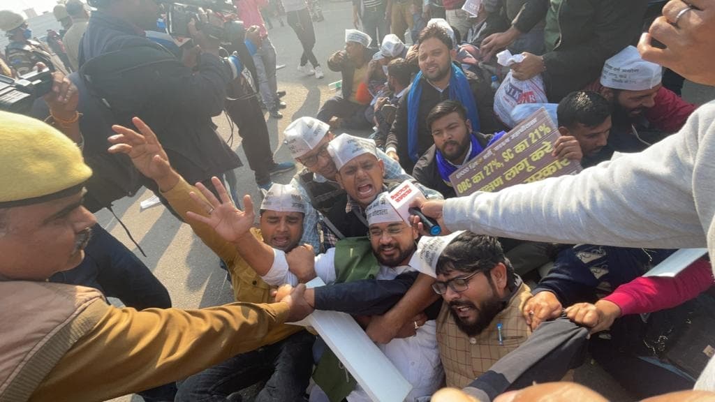 Lucknow News: खाली पदों पर भर्ती की मांग को लेकर छात्रों का प्रदर्शन, पुलिस ने जमकर बरसाई लाठी, कई गिरफ्तार