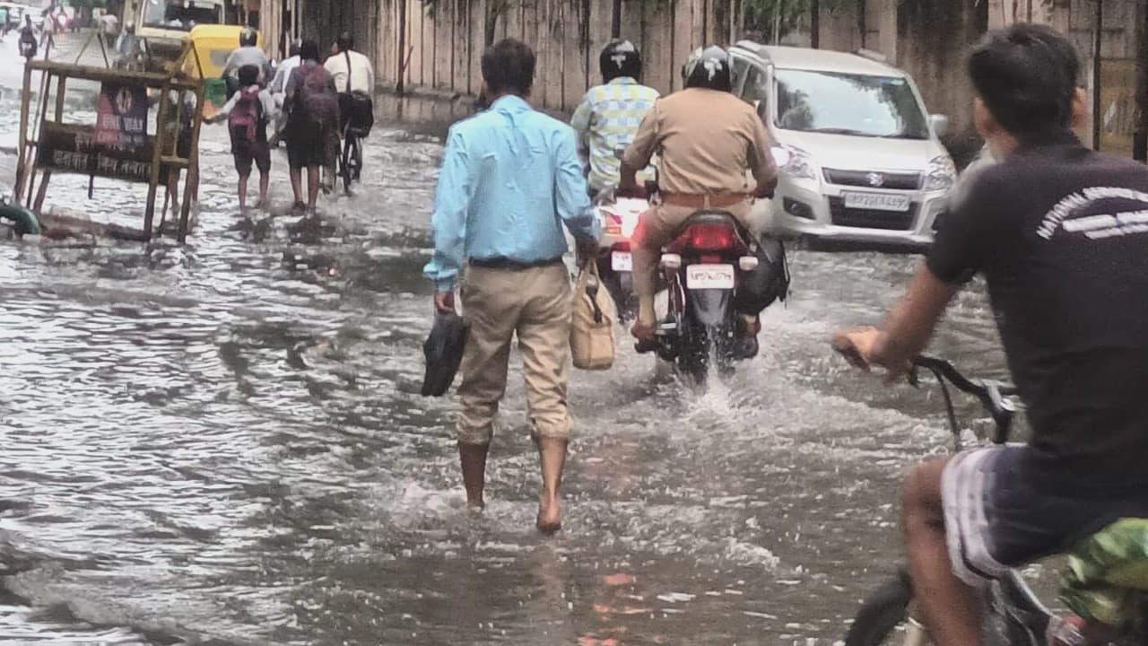 Lucknow Rain: सावन की बारिश में झूम उठा लखनऊ, गर्मी से राहत मगर सड़कों के हाल ने रुलाया, देखें तस्वीरें