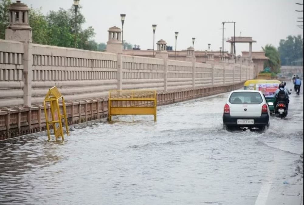 Lucknow Weather Update Video: गरज चमक के साथ तेज बारिश ने गिराया पारा, जानें अपने शहर के मौसम का हाल