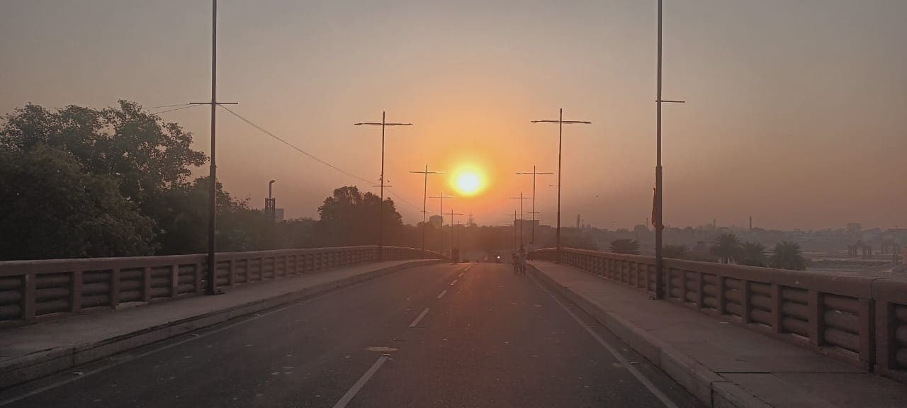 Lucknow Weather News Video: लखनऊ में धूप के बीच चलेंगी हवाएं, जानें कब होगी बारिश और प्रमुख शहरों का मौसम