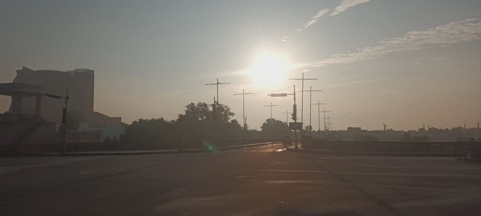 UP Weather Update: यूपी में तेज आंधी से आज फिर बदलेगा मौसम, विक्षोभ के कारण मानसून पर पड़ सकता है असर