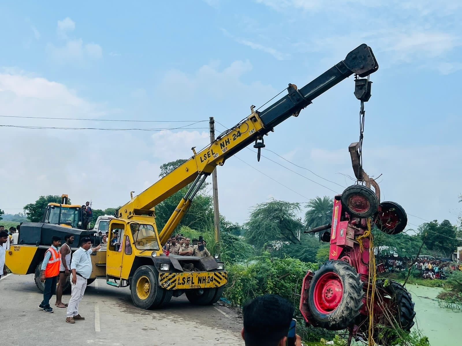 Lucknow News: मुंडन कराने जा रहे 50 लोगों से भरे ट्रैक्टर-ट्रॉली को ट्रक ने मारी टक्कर, 10 लोगों की मौत