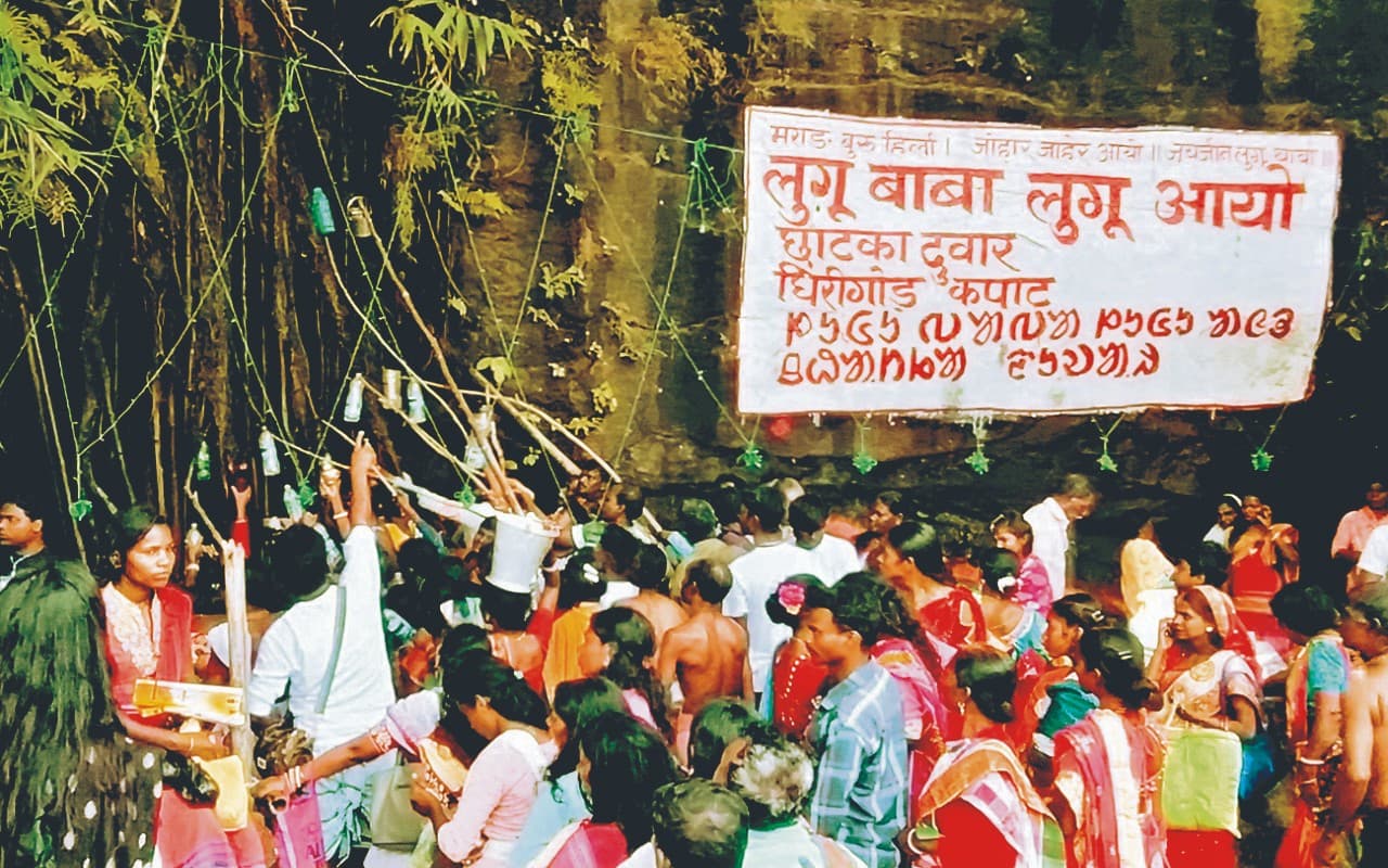 बोकारो के दोरबार चट्टानी पुनाय थान में बोंगा बुरू के लिए श्रद्धालुओं की लगी कतार