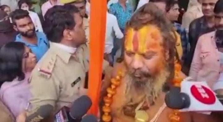 Lulu Mall Controversy: लुलु मॉल का शुद्धिकरण करने पहुंचे विवादों में रहने वाले जगद्गुरु परमहंस, हंगामा