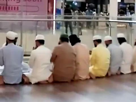 Lulu Mall Controversy: यूपी पुलिस का बड़ा एक्शन, मॉल में नमाज पढ़ने वाले 4 युवक गिरफ्तार